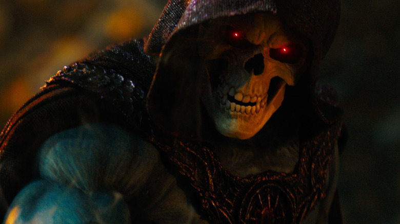Un Skeletor étonnamment déchiqueté grimpant dans Masters of the Universe