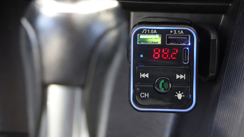 Chargeur de voiture Onn Bluetooth FM à l'intérieur de la prise de courant auxiliaire d'une voiture.