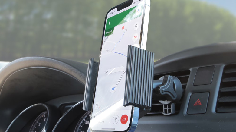 Apple iPhone à l'intérieur d'un support de ventilation Onn dans une voiture.