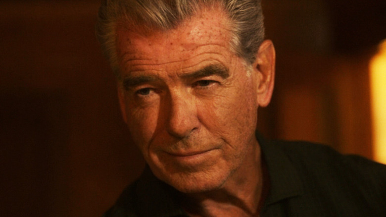 Charlie Swift de Pierce Brosnan est vu en gros plan dans Fast Charlie