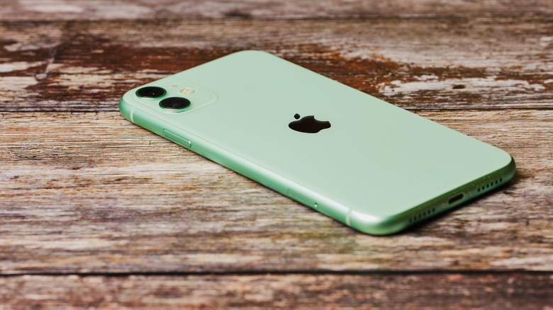 Un iPhone 11 sur une surface en bois