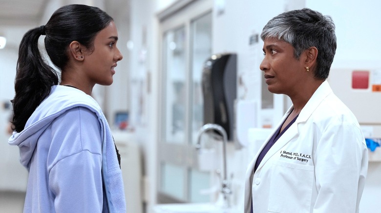 Victoria parle à Shamsi aux urgences sur The Pitt