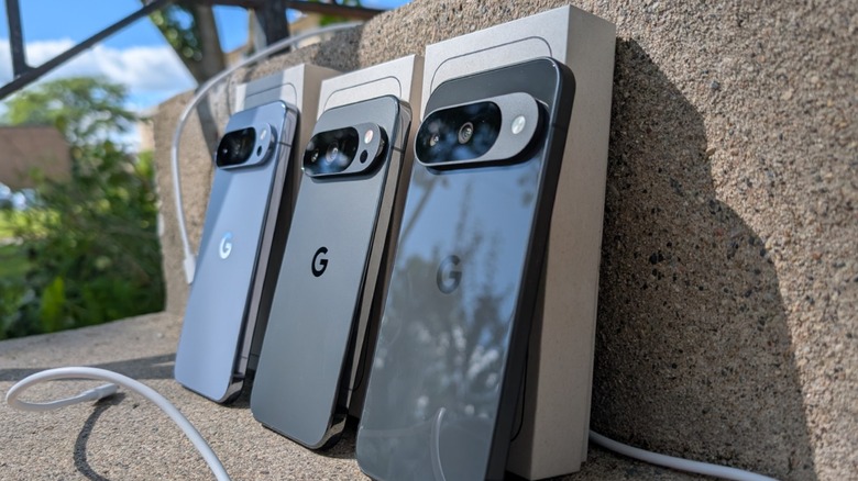 Téléphones Google Pixel 10 appuyés contre du béton
