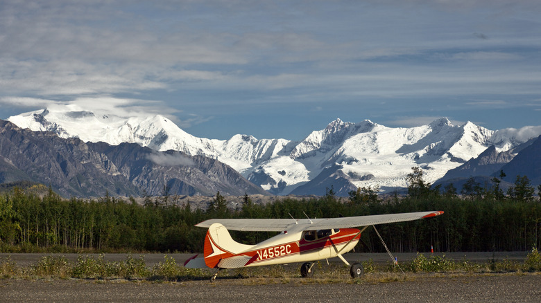 un avion se trouve à l'aérodrome McCarthy à Wrangell-St. Parc national et réserve Elias en Alaska