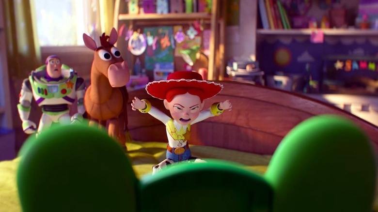 Jessie affronte Lilypad pendant que Buzz et Bullseye regardent dans Toy Story 5