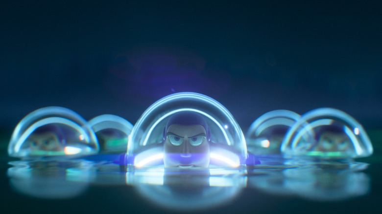 Une armée de Buzz l'Éclair sortant de l'eau dans Toy Story 5