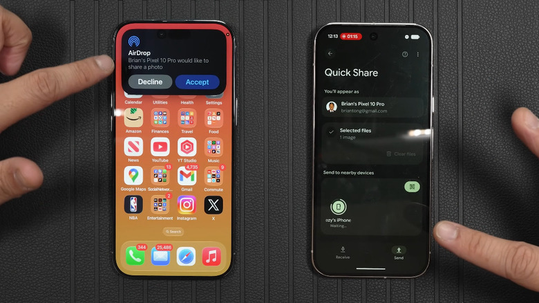 Une personne utilisant Quick Share sur Android pour envoyer des photos vers un iPhone.