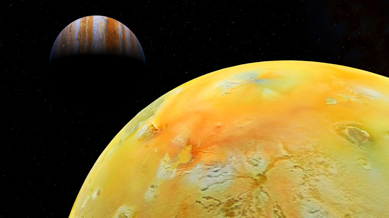 La lune de Jupiter, Io, avec Jupiter en arrière-plan