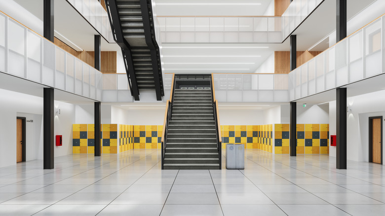 Couloir scolaire lumineux et vide avec escaliers