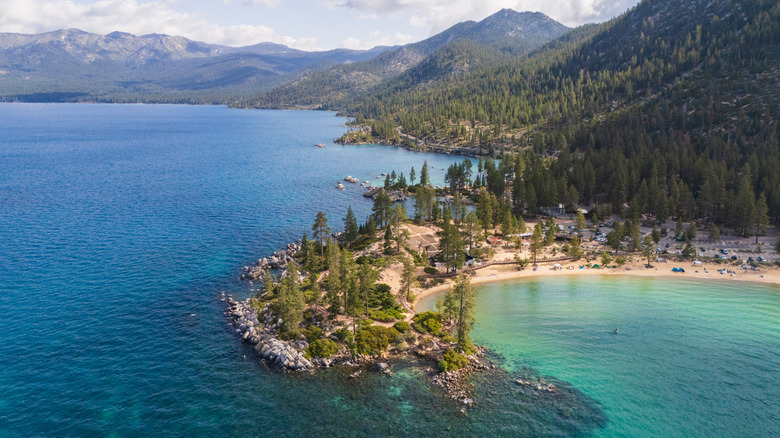 Montagnes aux eaux bleues claires Plage de Sand Harbor