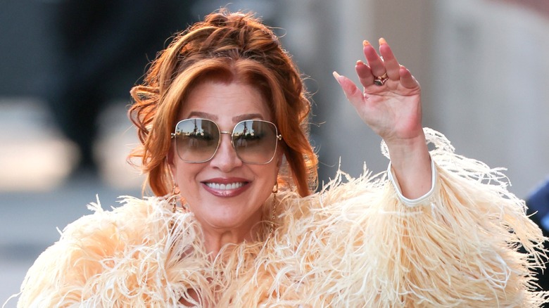 Lisa Ann Walter souriant et saluant