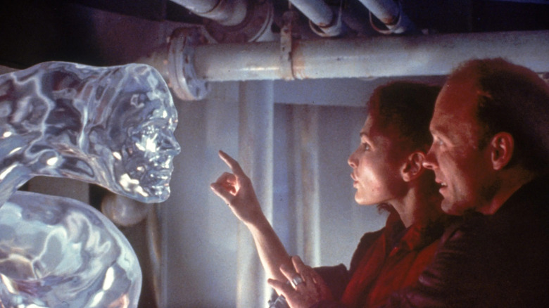 Bud et Lindsay s'émerveillent devant le pseudopode extraterrestre dans The Abyss