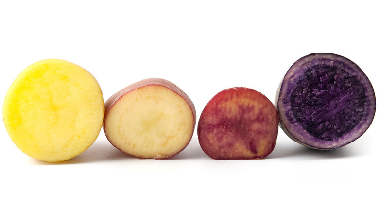 Coupez les pommes de terre sur le côté pour afficher leurs couleurs de chair variées