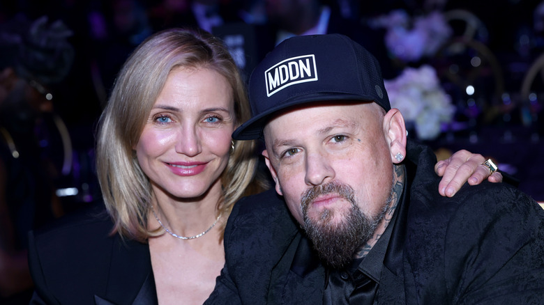 Cameron Diaz posant une main sur l'épaule de Benji Madden lors de la soirée casino Michael Rubin REFORM Alliance