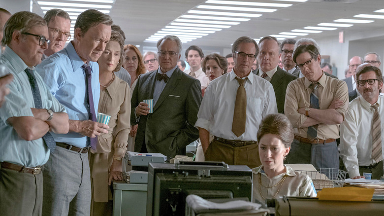Les collaborateurs du Washington Post rassemblés autour d'un téléviseur avec inquiétude dans The Post