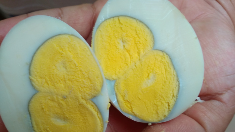Oeuf dur avec double jaune au centre