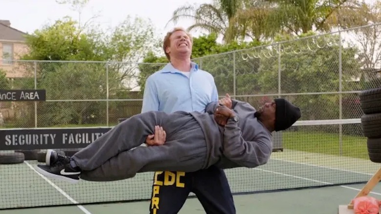 Will Ferrell dans le rôle de James King élève Kevin Hart dans le rôle de Darnell Lewis dans Get Hard