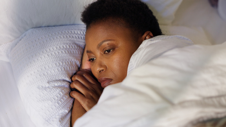 femme au lit incapable de dormir