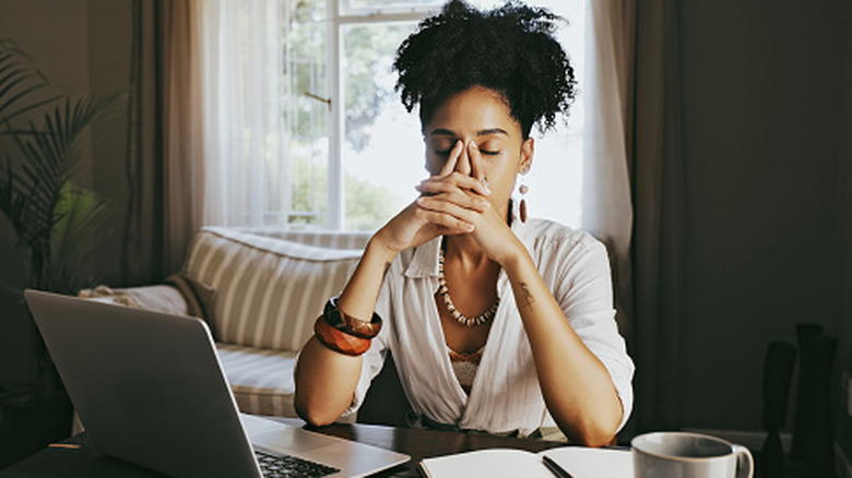 femme stressée assise au bureau