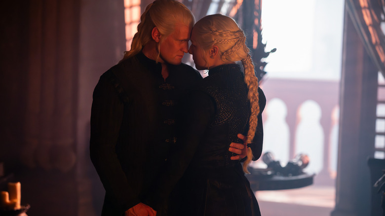 Matt Smith dans le rôle de Daemon Targaryen embrassant Emma D'Arcy dans le rôle de Rhaenyra Targaryen dans House of the Dragon