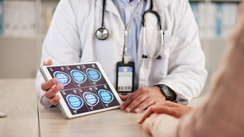 Médecin montrant à un patient des images IRM du cerveau