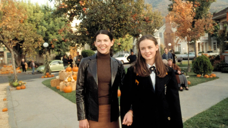 Lorelai et Rory se promènent dans Stars Hollow à l'automne sur Gilmore Girls