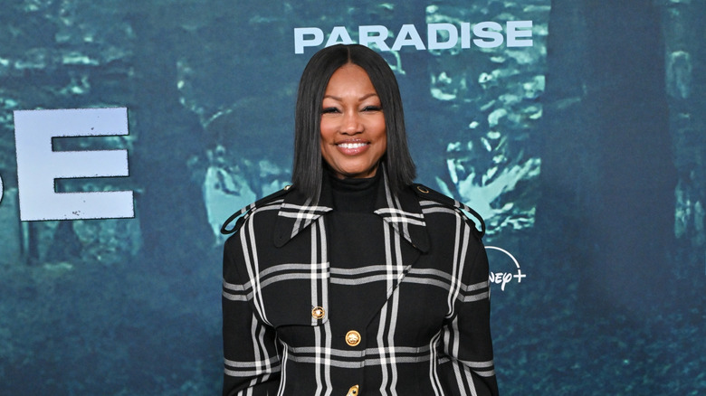 Garcelle Beauvais portant une veste à carreaux noire