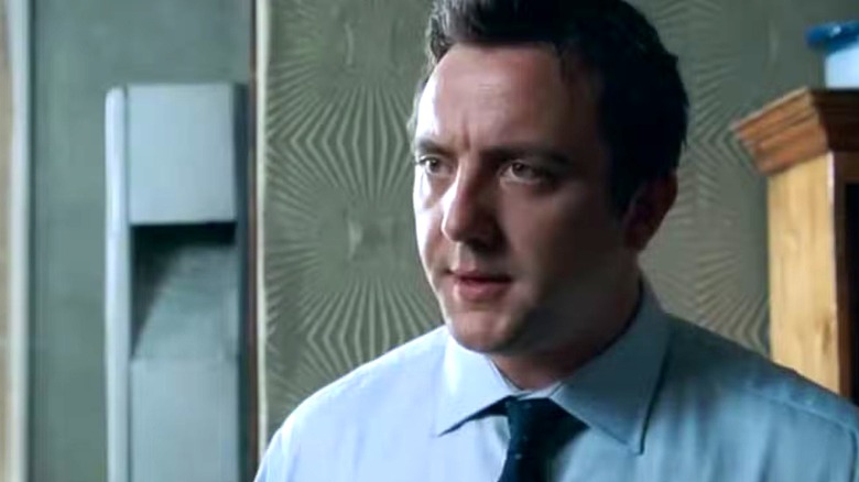 Pete (Peter Serafinowicz) debout dans un salon à 