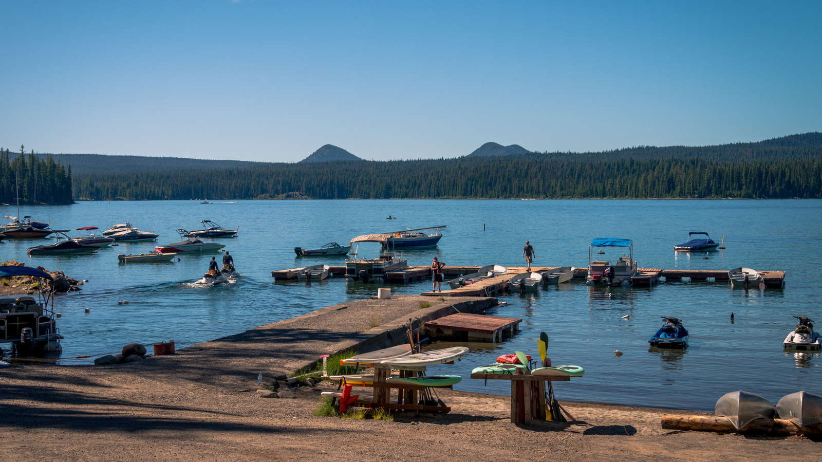 Le lac glaciaire immaculé de l'Oregon offre une escapade en montagne pour le camping et la navigation de plaisance