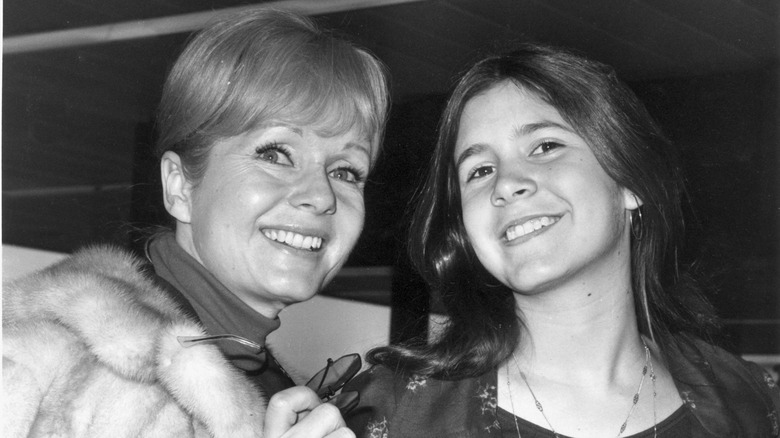 Debbie Reynolds sourit avec sa fille Carrie Fisher en février 1972