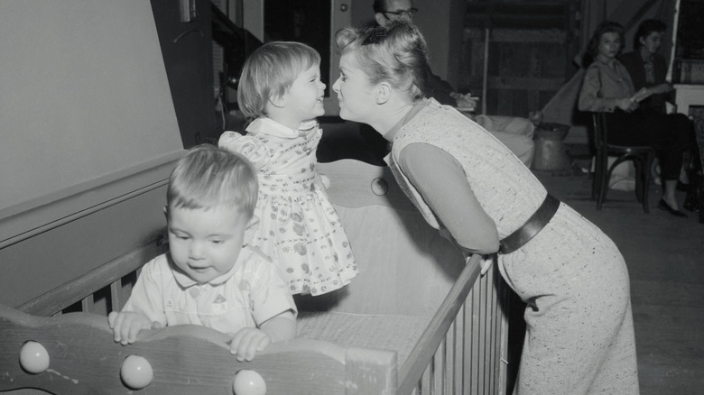 Debbie Reynolds joue avec sa fille Carrie, âgée de 2 ans et demi, sur le tournage de Say One for Me de la 20th Century Fox, 1959.