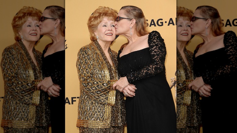 Debbie Reynolds et Carrie Fisher posent dans la salle de presse lors de la 21e cérémonie annuelle des Screen Actors Guild Awards au Shrine Auditorium le 25 janvier 2015 à Los Angeles.