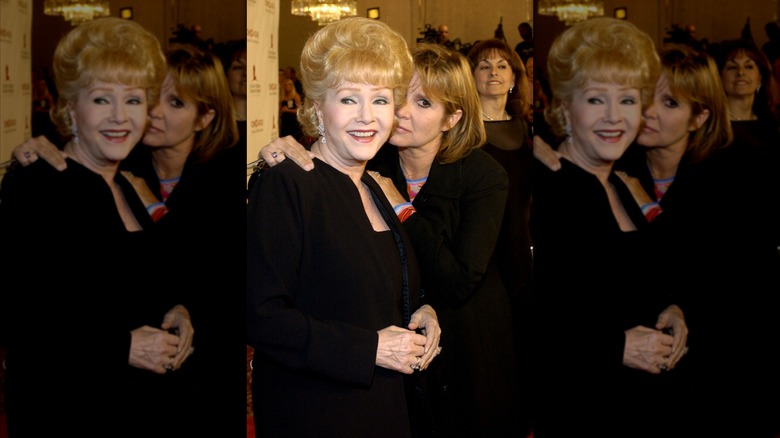 Debbie Reynolds et Carrie Fisher arrivent pour le 2e défilé annuel de mode des célébrités « Runway For Life » le 19 août 2003 à Beverly Hills, Californie.