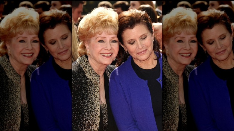 Debbie Reynolds, Carrie Fisher arrivant aux Creative Arts Emmys 2011 au Nokia Theatre le 10 septembre 2011 à Los Angeles, Californie