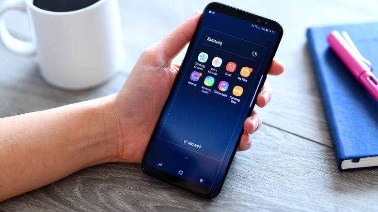 Une personne tient le Samsung Galaxy S9 Plus