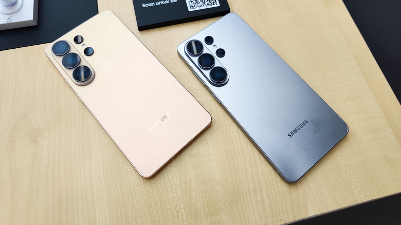 Deux téléphones Samsung S26 Ultra posés avec écran sur un bureau