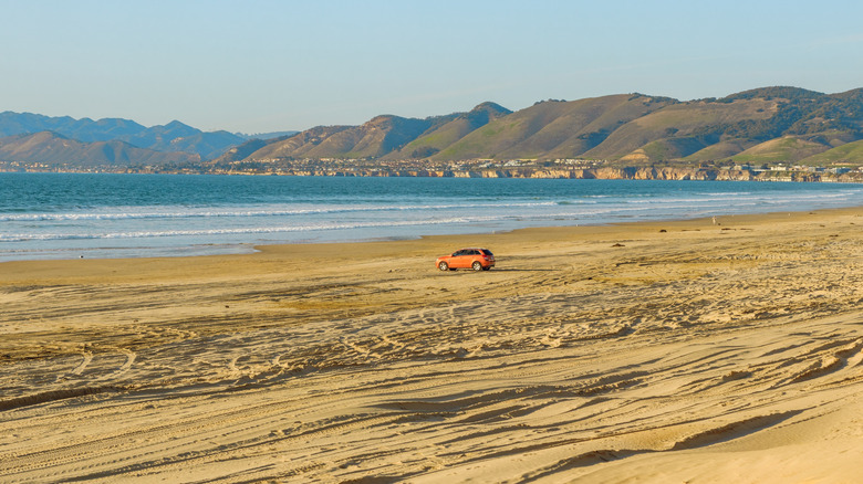 Zone de loisirs pour véhicules de l'État d'Oceano Dunes au coucher du soleil