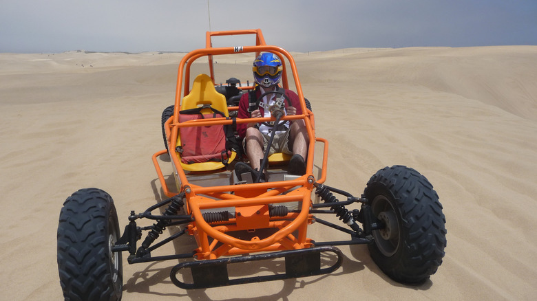 Dune Buggy dans la zone de loisirs pour véhicules de l'État d'Oceano Dunes