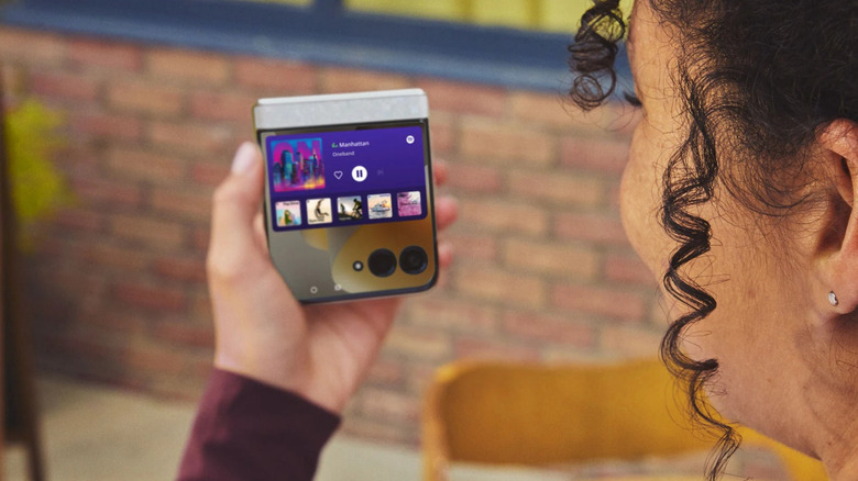 Femme utilisant le Motorola Razr 2026