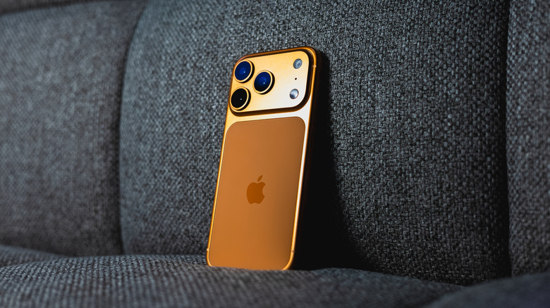 iPhone 17 Pro sur un canapé