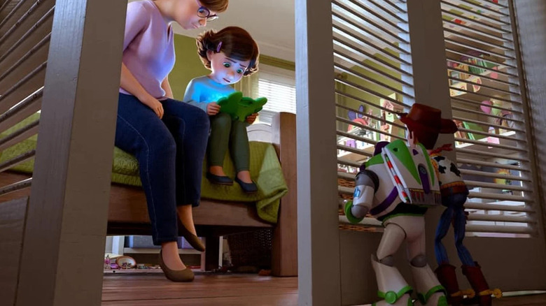 Buzz et Woody regardent Bonnie jouer sur sa tablette dans Toy Story 5