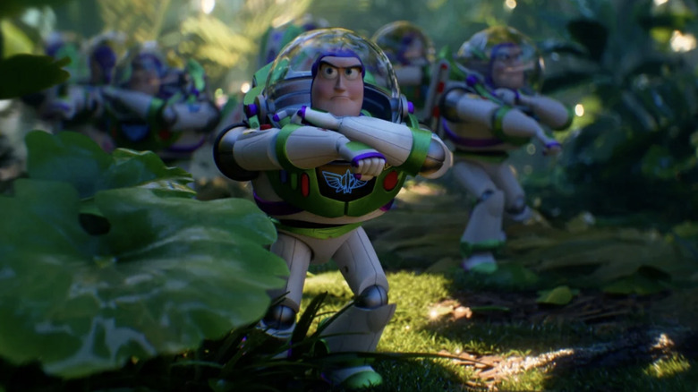 Une armée de jouets Buzz Lightyear Hi-Tech se déplaçant dans une forêt dans Toy Story 5