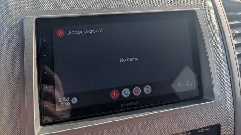 Tableau de bord de la voiture avec Adobe Acrobat sur l'écran d'infodivertissement