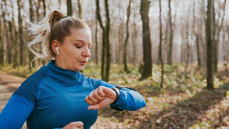 Personne courant avec des AirPods et une Apple Watch