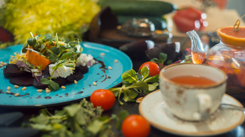 Salade à côté d'une tasse de thé sur la table