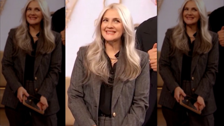 Drew Barrymore dans une perruque grise sur le tournage de 