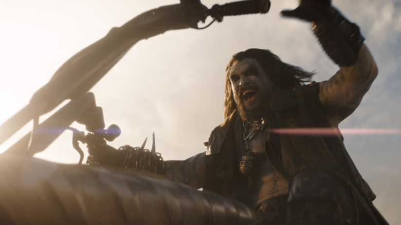 Jason Momoa dans le rôle de Lobo sur sa moto spatiale dans Supergirl