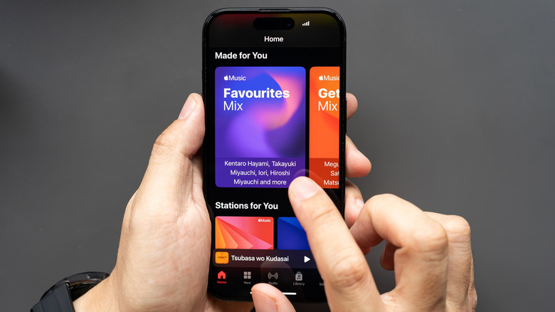 Personne utilisant Apple Music sur un iPhone