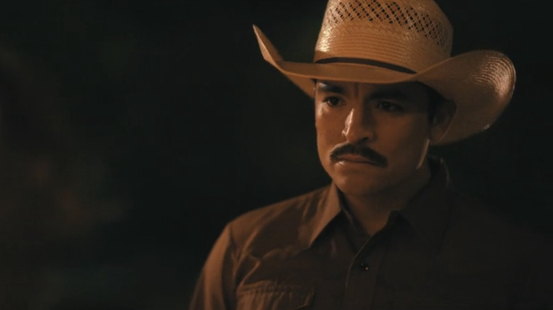 Mariano Reyes de Bobby Soto se tient dans le noir à Dutton Ranch
