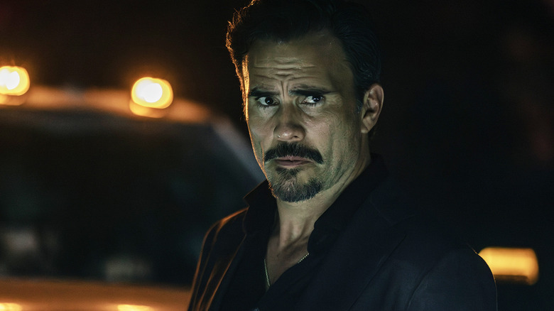 Joaquin Reyes de Juan Pablo Raba se tient devant un camion la nuit à Dutton Ranch